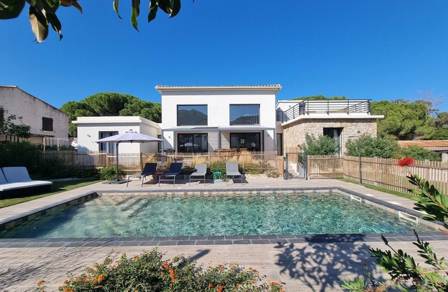 Architect-designed villa, secure private pool, near center and beach