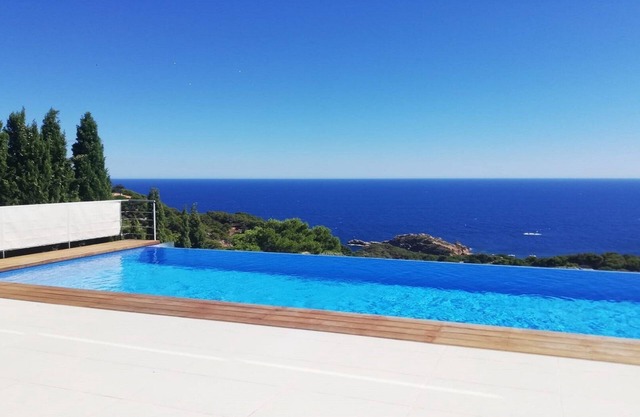 Architect- villa, heated infinity pool, stunning 360° sea/mountain view, WIFI
