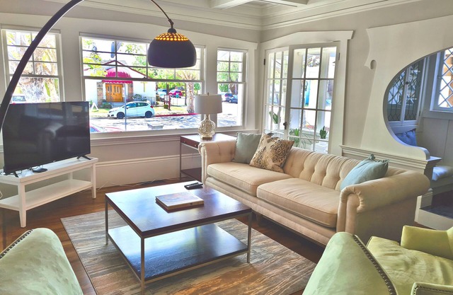 ARCHITECTURAL GEM 6bdrm island 2700+ sqft spa, theater, grill, yard, office