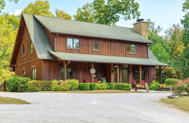 Architectural gem, hot tub 1.5 miles from Nashville.