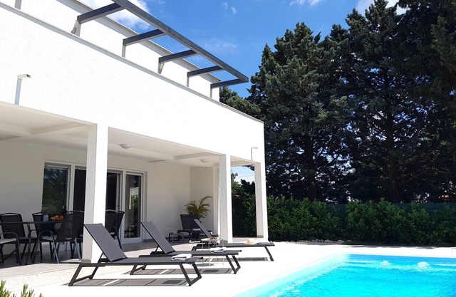 Aria -new holiday home with pool close to numerous beaches and activities