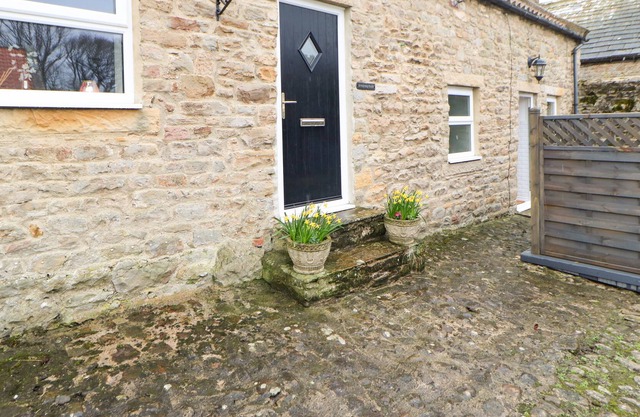 ARMSTRONG HOUSE, pet friendly, with open fire in Ravensworth