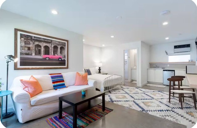 Art-filled Cuban Studio 4 Creative Artsy Walkable Montrose Area.