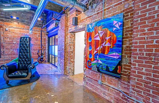 Art Inspired Micro Hotel - Patio | Grill | Pool Table