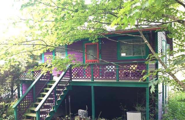 Art Studio Apartment in Magical Mountain Setting