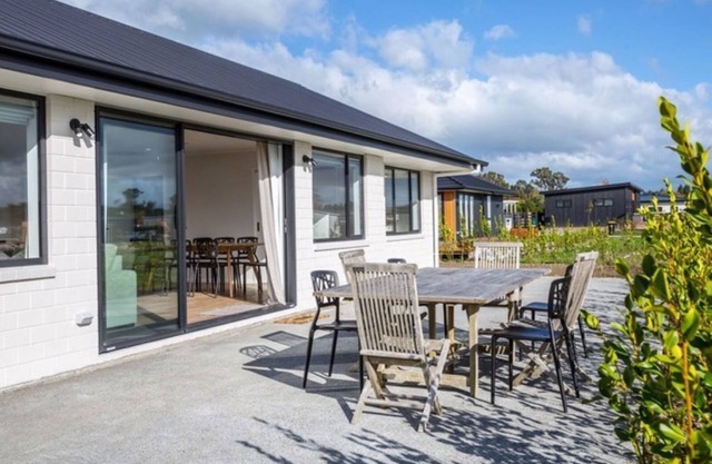 Arthurs Vineyard - stunning 4 bedroom house is Pinot Grove