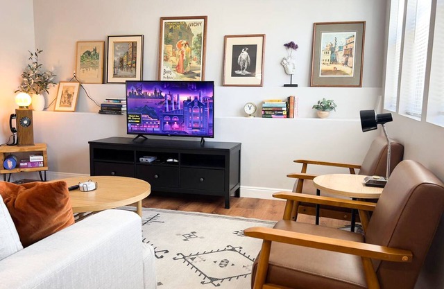 Artistic and Cozy 2BD-2BTH with Laundry in Historic Alameda