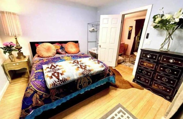 Artsy Cottage w Private Garden by Park/shop/Restr/Airport 30+ Day Stay Special