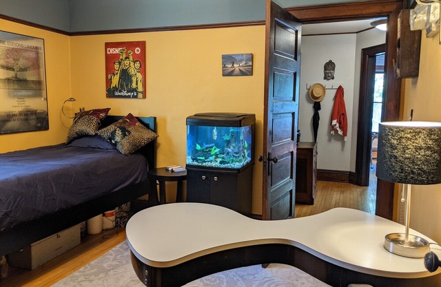 Artsy, Madison Isthmus, block from Willy St Co-op, under a mile to the Capitol!