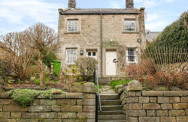 ASH COTTAGE, romantic, luxury holiday cottage in Baslow