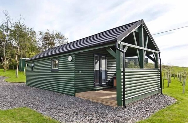 ASH LODGE, romantic, with hot tub in Pennington