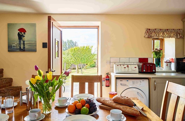 Ash Tree Cottage with Hot Tub