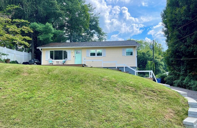 Asheville Home w/deck - 5 min to Biltmore & 7 min to downtown -Pets OK 4 BD/2 BA