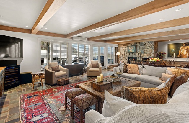 Aspen Alps Three bedroom condo - ski in/out of Aspen Mountain & Hot Tub