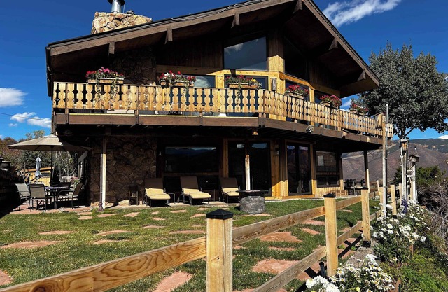 Aspen Extended Stay Chalet, Mtn Views, 2 BDRM Family Retreat