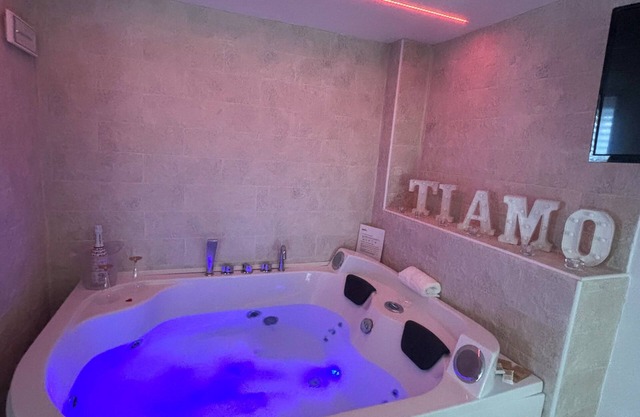 At 100 mt from the sea and train station, rooms with all amenities