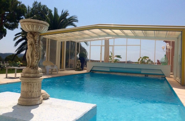 At 6km from St Cyr sur Mer and with free Parking 100m from the beach of St Cyr.