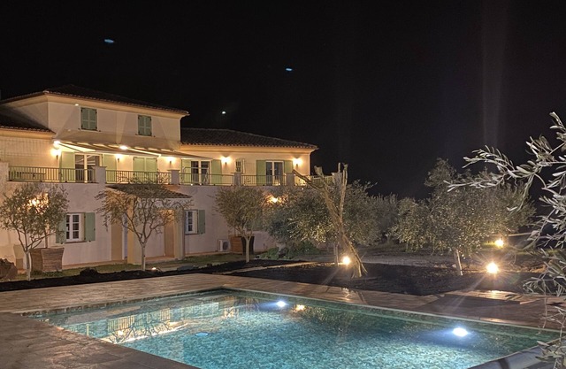 AT THE BEEKEEPER learn about beekeeping in an idyllic setting