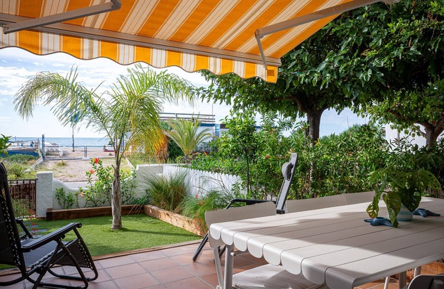 AT153 Platja: Casa muy bien equipada en primera línea de la playa