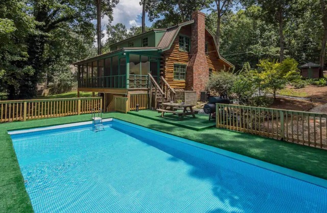 Atlanta Getaway 4-BR Cabin W/Swimming Pool, Hot Tub, Game Room, High-Speed WiFi