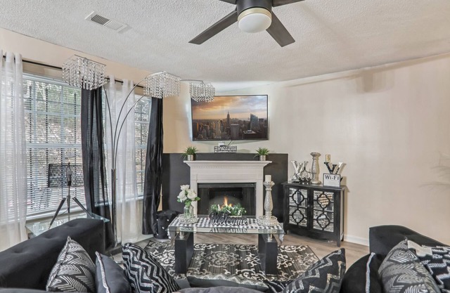 Atlanta luxury vibes w/fast Wi-Fi & hot tub -3 mins to Atl airport