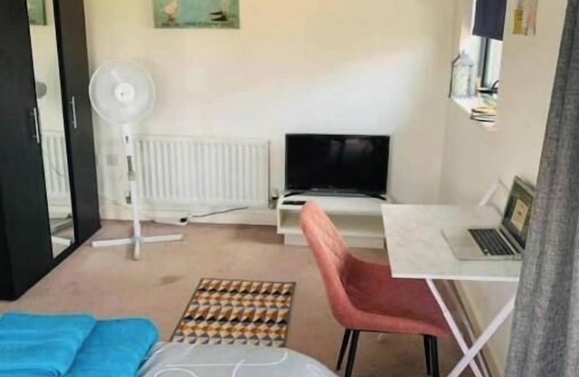 Atom, Large 4/5 Bed House, Sleeps 12,Garden,London