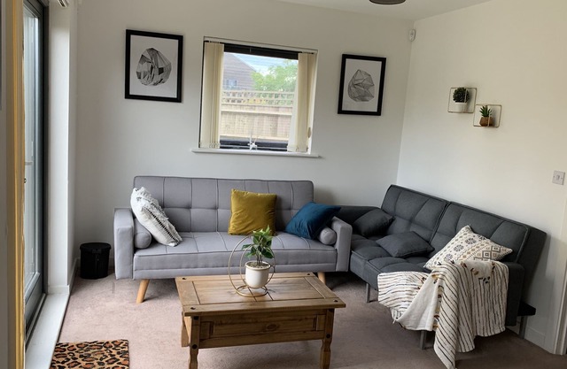 Atom Large 4/5 bed house, sleeps 12, Garden, Free parking, Barking