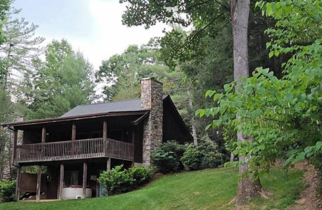 Attractive 2 bedroom cabin w/hot tub