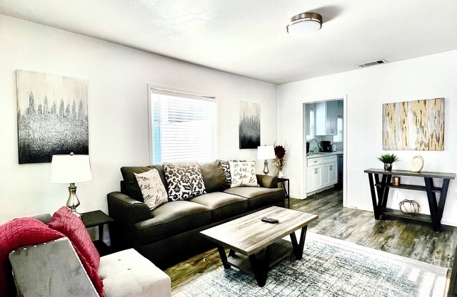 Attractive Large One Bedroom near Shops