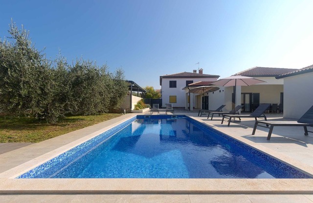 Attractive Modern 4 Bedroom Villa with Pool for up to 9 Guests