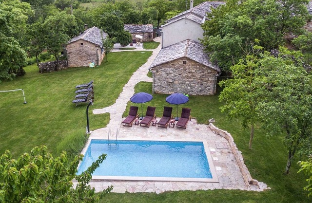 Attractive villa with pool and fenced garden - Privacy Guaranteed