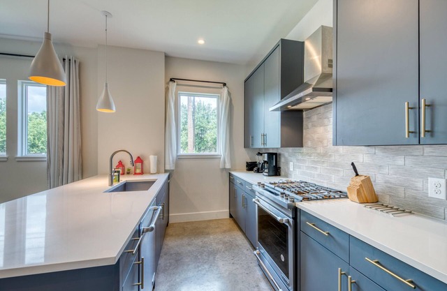 Austin 2-Story Townhome | 3 miles to Downtown | Enclosed Yard