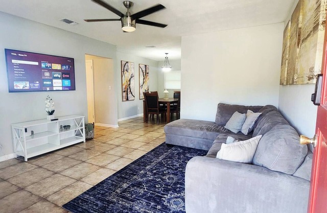 Austin Villa: 4Bd/2Bth Huge House/Parking Sleeps 8! Jacksoville, FL