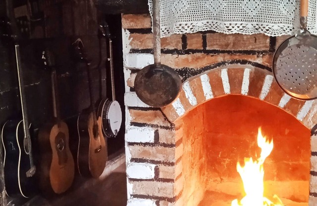 Authentic 19th century oak house with 100% privacy. No Neighbors. Pet-Friendly!