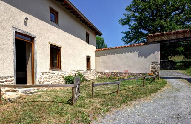 Authentic Cottage with Terrace and Pets Allowed