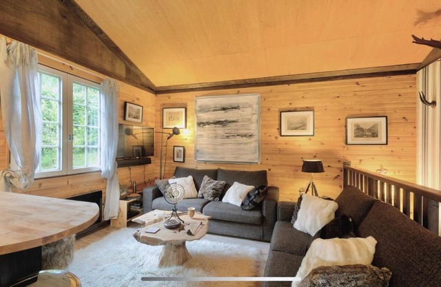 Authentic mountain cabin with river at 900m lake