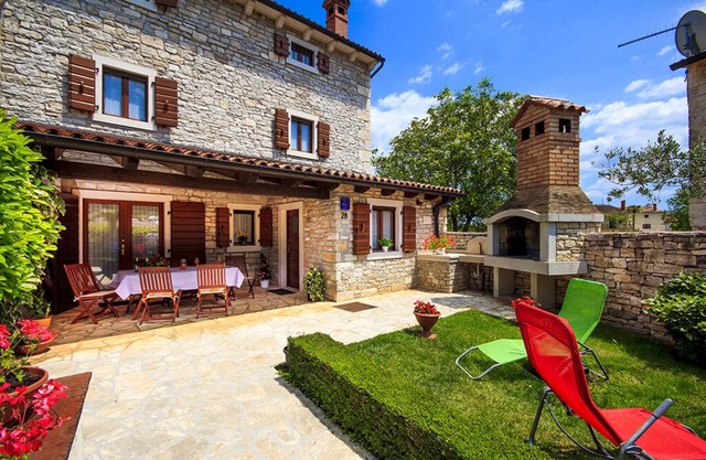 Autochthone Villa with Pool in Krmedn