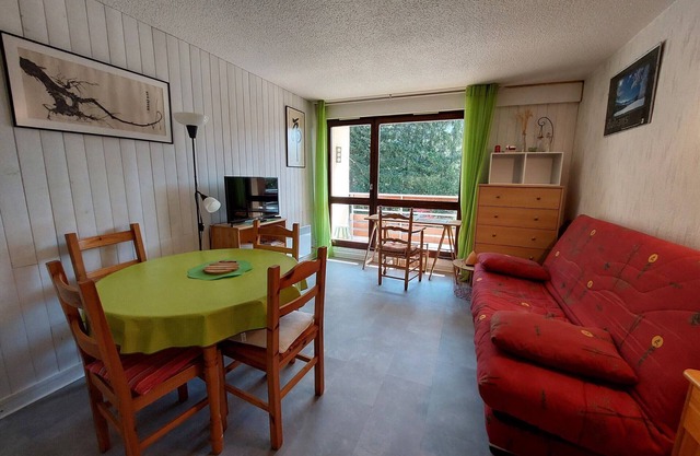 Autrans - Cozy Apartment for 6 with Balcony, Near Village & Ski Areas