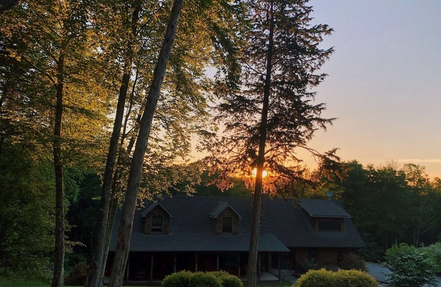 AUTUMN IS BEAUTIFUL IN THE HUDSON VALLEY! 20% DISCOUNT OFFERED, PLEASE INQUIRE.