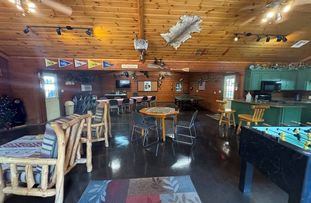 Autumn Leaves ROMANTIC Log Cabin in the woods. Hot Tub & Wood Burning Fire Place