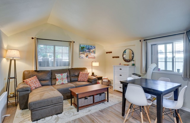 Avalon Cottage < Half-Mi to Beaches & Crescent Ave