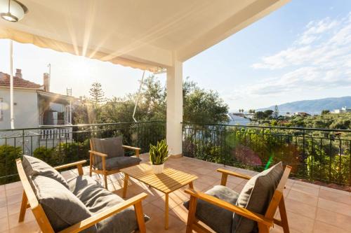 Avia's Seaside Hideaway with Lush Garden