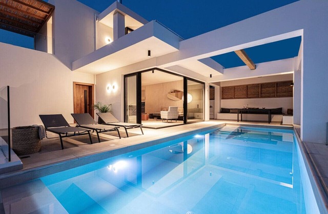 Award Winning Villa w BBQ, Sauna & 250m to Beach