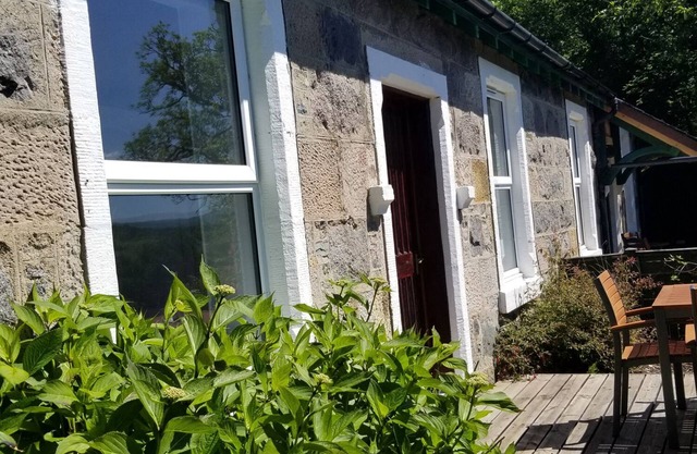 AWE VIEW RAILWAY COTTAGE, pet friendly, with open fire in Lochawe
