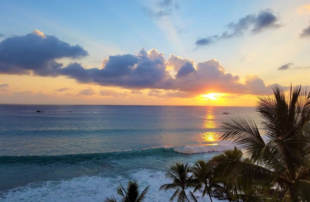 *AWESOME 7TH FLOOR PENTHOUSE CONDO - OCEAN, SUNRISE & SUNSET VIEWS*