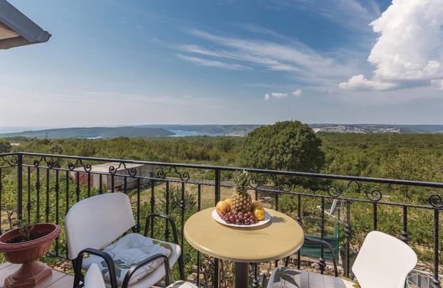 Awesome apartment in Koromacno