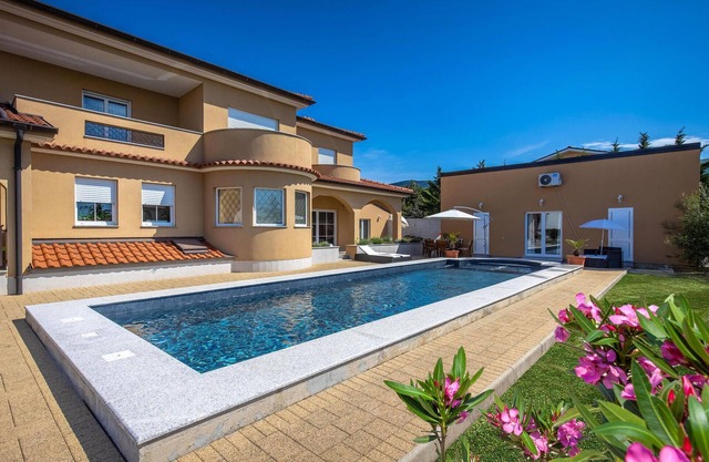 Awesome apartment in Smrika with WiFi