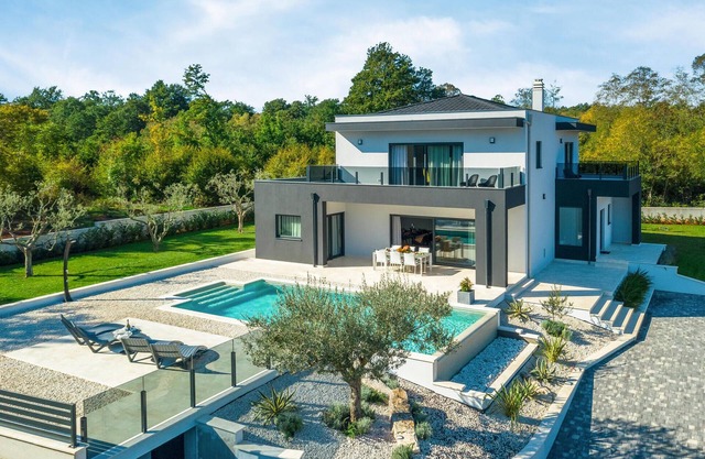 Awesome home in Barban