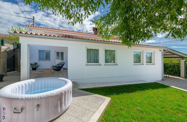 Awesome home in Barban with jacuzzi