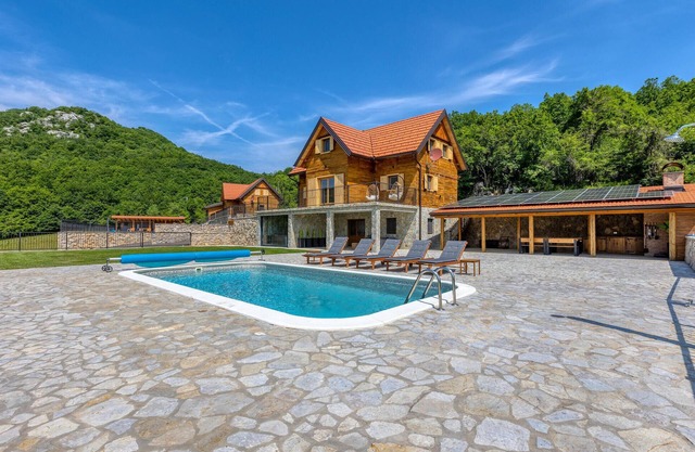 Awesome home in Barlete with kitchen